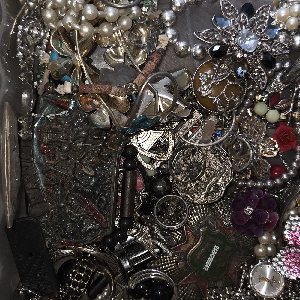 HUGE LOT SILVER TONE JUNK JEWELRY - Picture 4 of 8